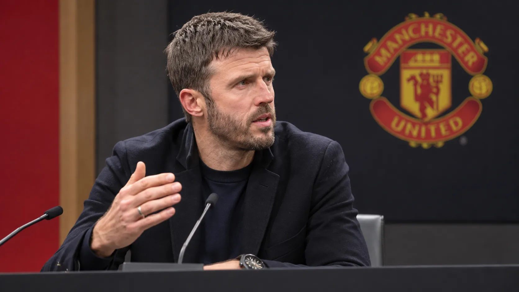Michael Carrick spreekt geconcentreerd tijdens een persconferentie van Manchester United.