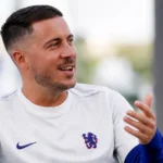 Eden Hazard in een wit Chelsea-shirt tijdens een voetbalgesprek.