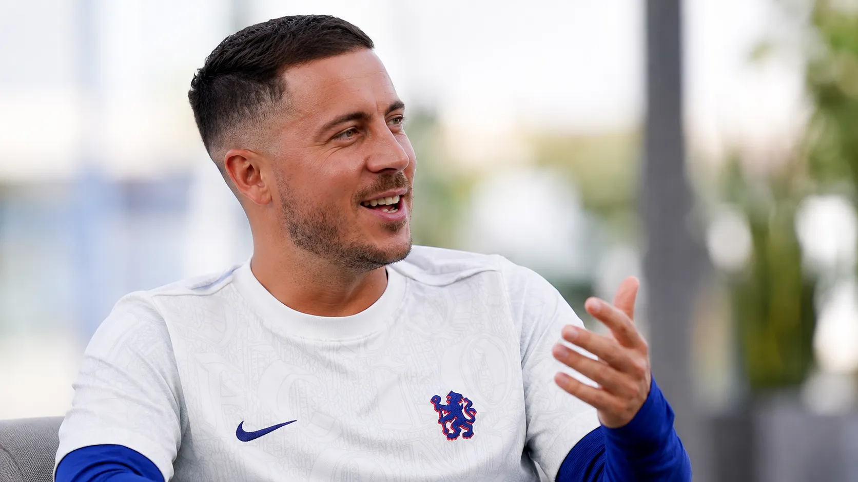 Eden Hazard in een wit Chelsea-shirt tijdens een voetbalgesprek.