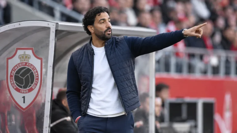 Marvin Compper geeft instructies vanaf de zijlijn op de Bosuil.