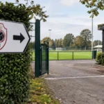 Lege toegang tot een trainingscomplex in Oisterwijk met een Royal Antwerp-clubanker.