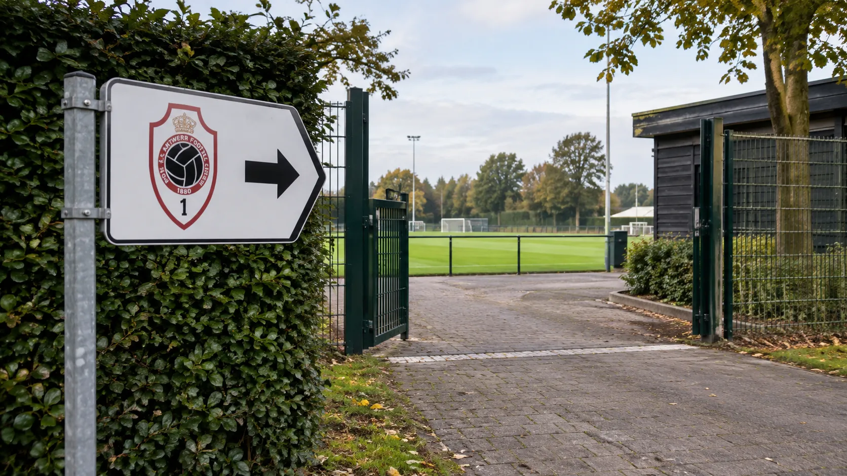 Lege toegang tot een trainingscomplex in Oisterwijk met een Royal Antwerp-clubanker.