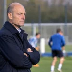 Jess Thorup kijkt geconcentreerd toe vanop de zijlijn tijdens een training van KRC Genk.