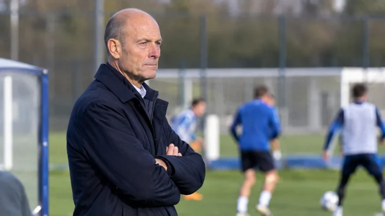 Jess Thorup kijkt geconcentreerd toe vanop de zijlijn tijdens een training van KRC Genk.