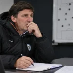 Luc Nilis bekijkt wedstrijdbeelden in een analyseruimte van Patro Eisden.