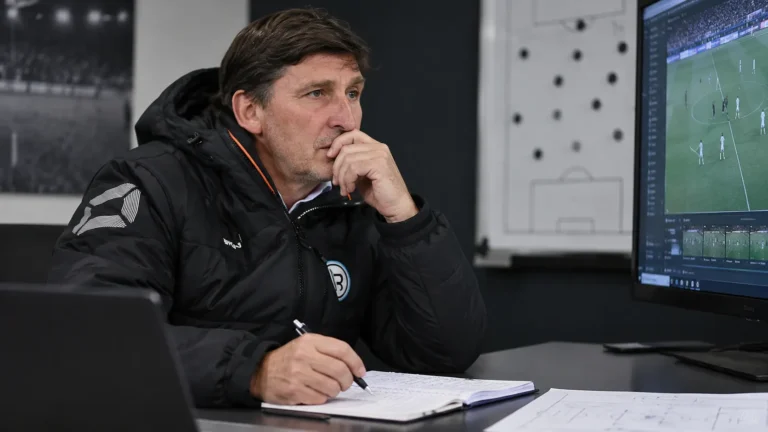 Luc Nilis bekijkt wedstrijdbeelden in een analyseruimte van Patro Eisden.