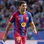 Rodri in een blauw-rood Barcelona-tenue op het voetbalveld.