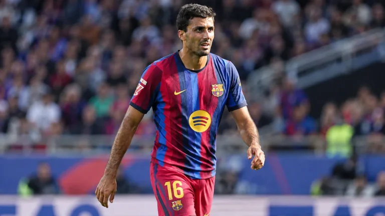 Rodri in een blauw-rood Barcelona-tenue op het voetbalveld.