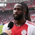Tolu Arokodare spreekt naast het veld tijdens een kort interview in Ajax-tenue.