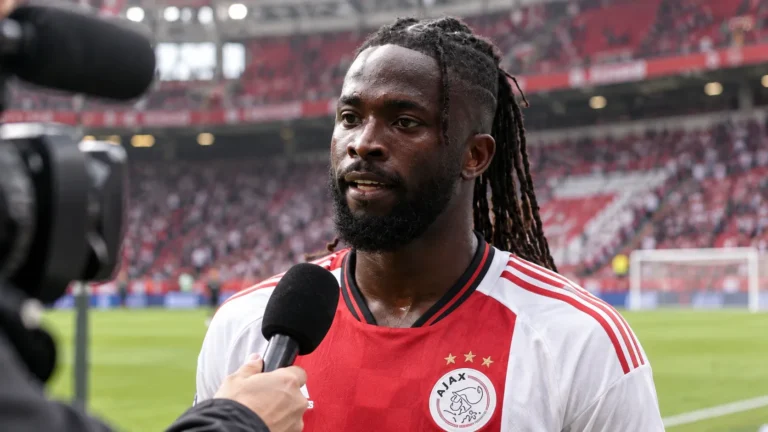 Tolu Arokodare spreekt naast het veld tijdens een kort interview in Ajax-tenue.