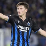 Jorne Spileers in het blauw-zwarte tenue van Club Brugge op het veld.