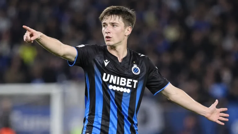 Jorne Spileers in het blauw-zwarte tenue van Club Brugge op het veld.