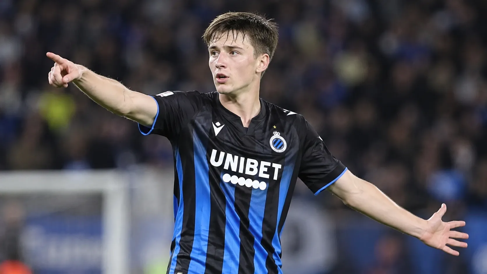 Jorne Spileers in het blauw-zwarte tenue van Club Brugge op het veld.