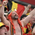 Obelgix juicht als Belgische supporter op de tribune van Sclessin.