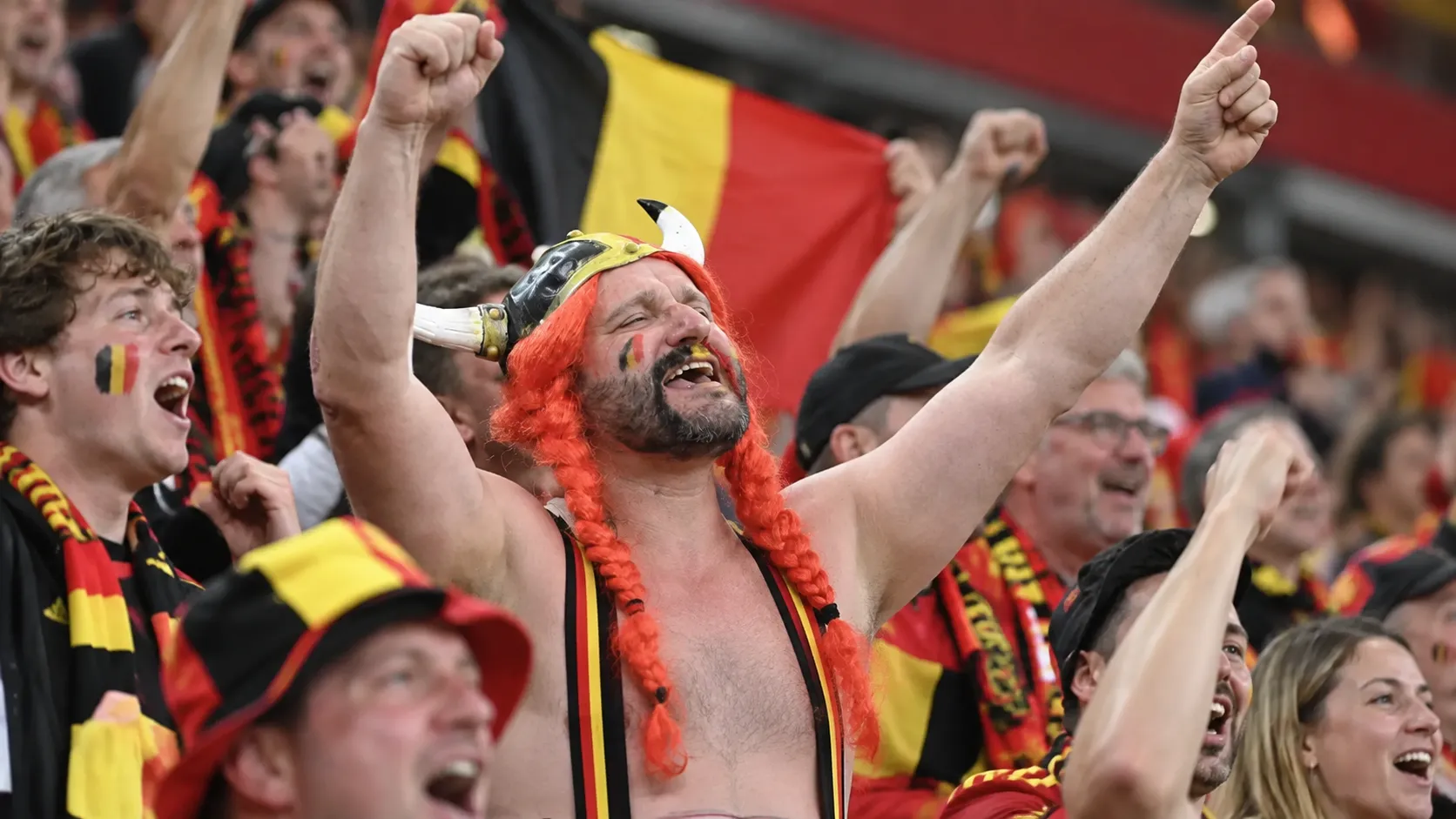 Obelgix juicht als Belgische supporter op de tribune van Sclessin.