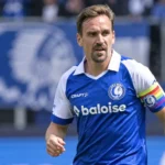 Sven Kums in het blauw-witte shirt van KAA Gent tijdens een moment op het veld.