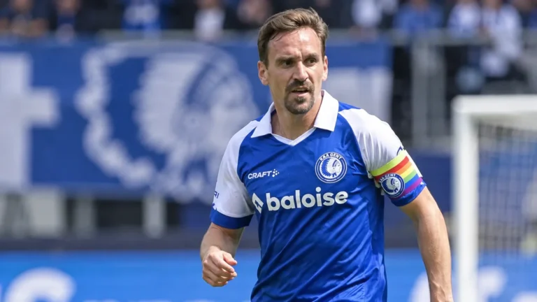 Sven Kums in het blauw-witte shirt van KAA Gent tijdens een moment op het veld.
