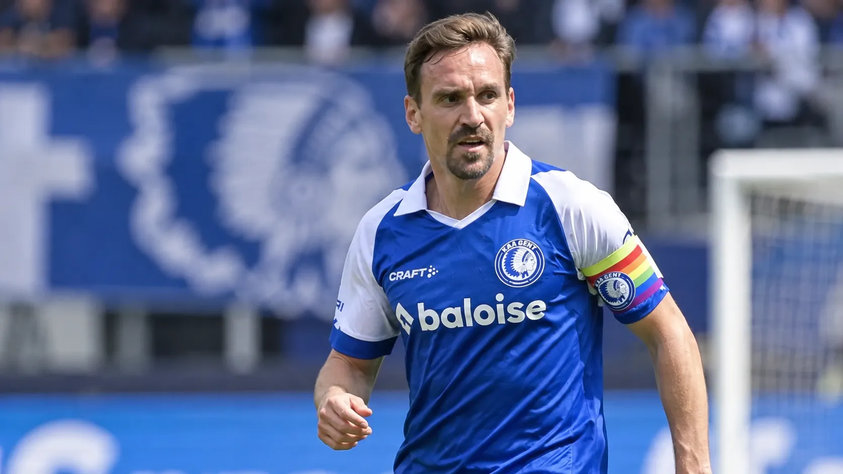 Sven Kums in het blauw-witte shirt van KAA Gent tijdens een moment op het veld.