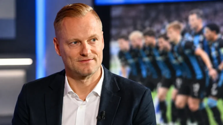 Olivier Deschacht in een donkere blazer in een rustige studiocontext.
