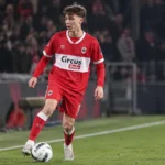 Xander Dierckx in het rood-witte tenue van Antwerp tijdens een wedstrijdactie op de flank.