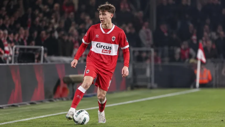 Xander Dierckx in het rood-witte tenue van Antwerp tijdens een wedstrijdactie op de flank.