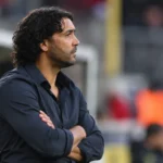 Marvin Compper kijkt geconcentreerd toe vanuit de technische zone.