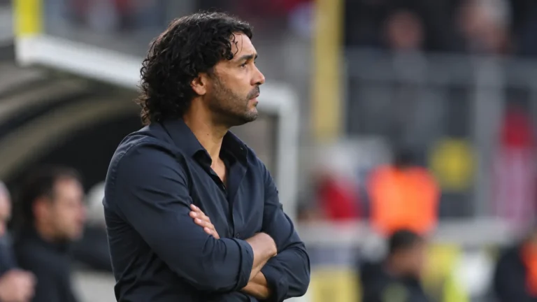 Marvin Compper kijkt geconcentreerd toe vanuit de technische zone.
