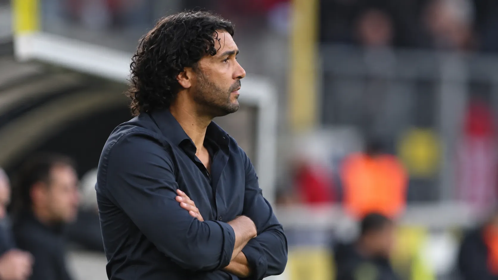 Marvin Compper kijkt geconcentreerd toe vanuit de technische zone.