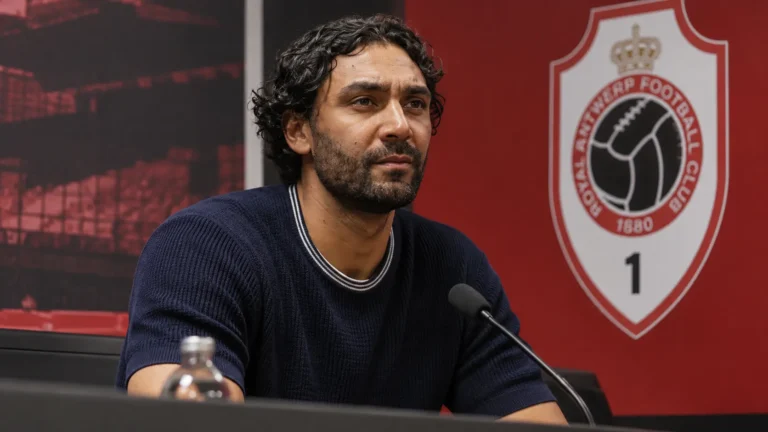 Marvin Compper tijdens een persmoment van Royal Antwerp FC.