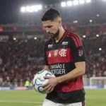 Jorginho in het rood-zwarte tenue van Flamengo met een bal op het veld.