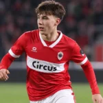 Xander Dierckx in het rood-witte shirt van Antwerp tijdens een wedstrijdmoment.