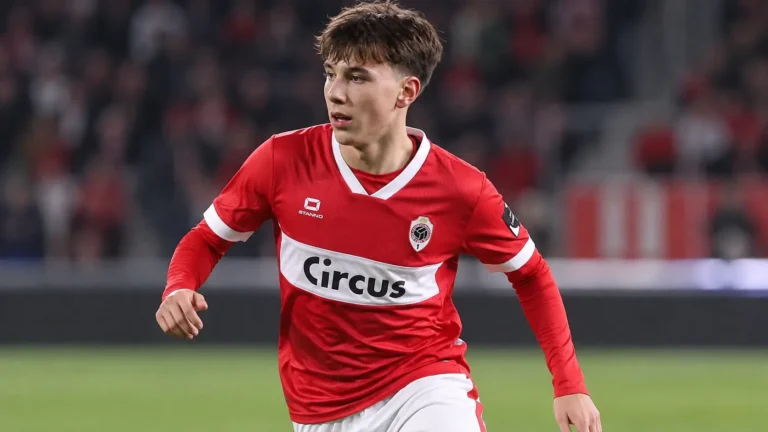 Xander Dierckx in het rood-witte shirt van Antwerp tijdens een wedstrijdmoment.