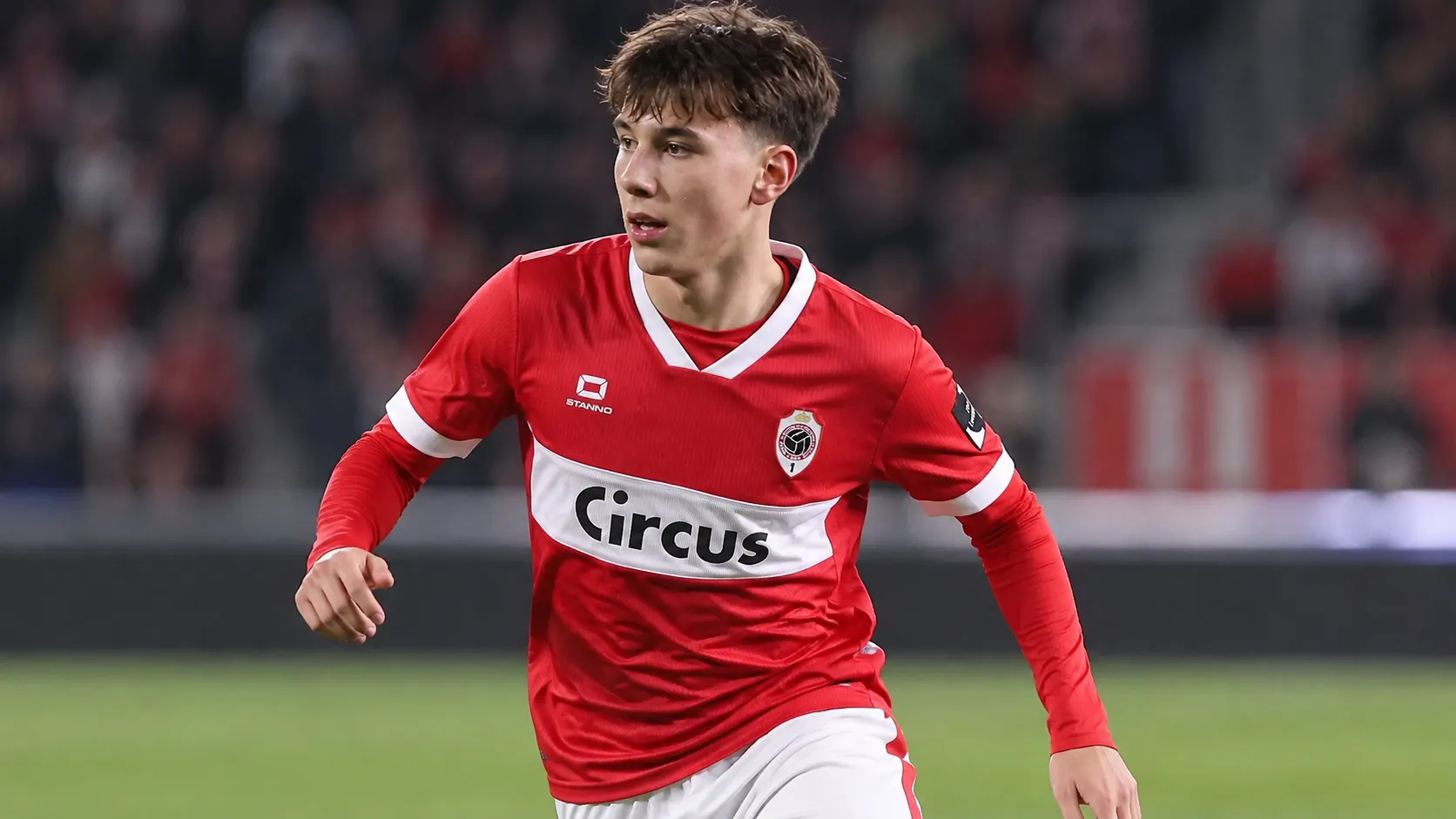 Xander Dierckx in het rood-witte shirt van Antwerp tijdens een wedstrijdmoment.