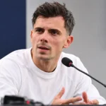 Dante Vanzeir tijdens een rustig interview in neutrale sportkleding.