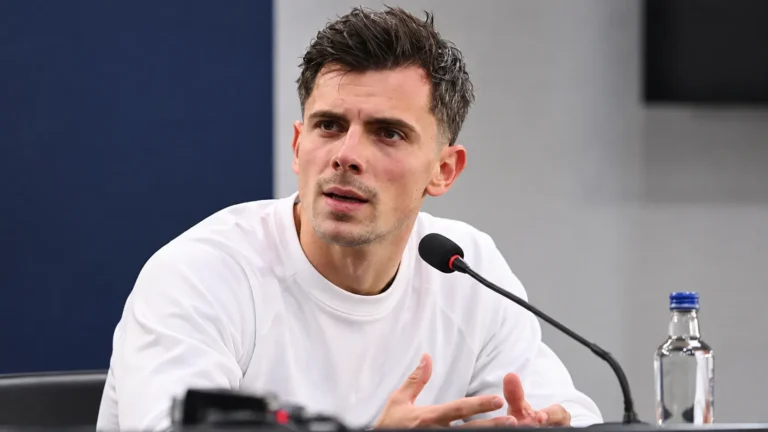 Dante Vanzeir tijdens een rustig interview in neutrale sportkleding.
