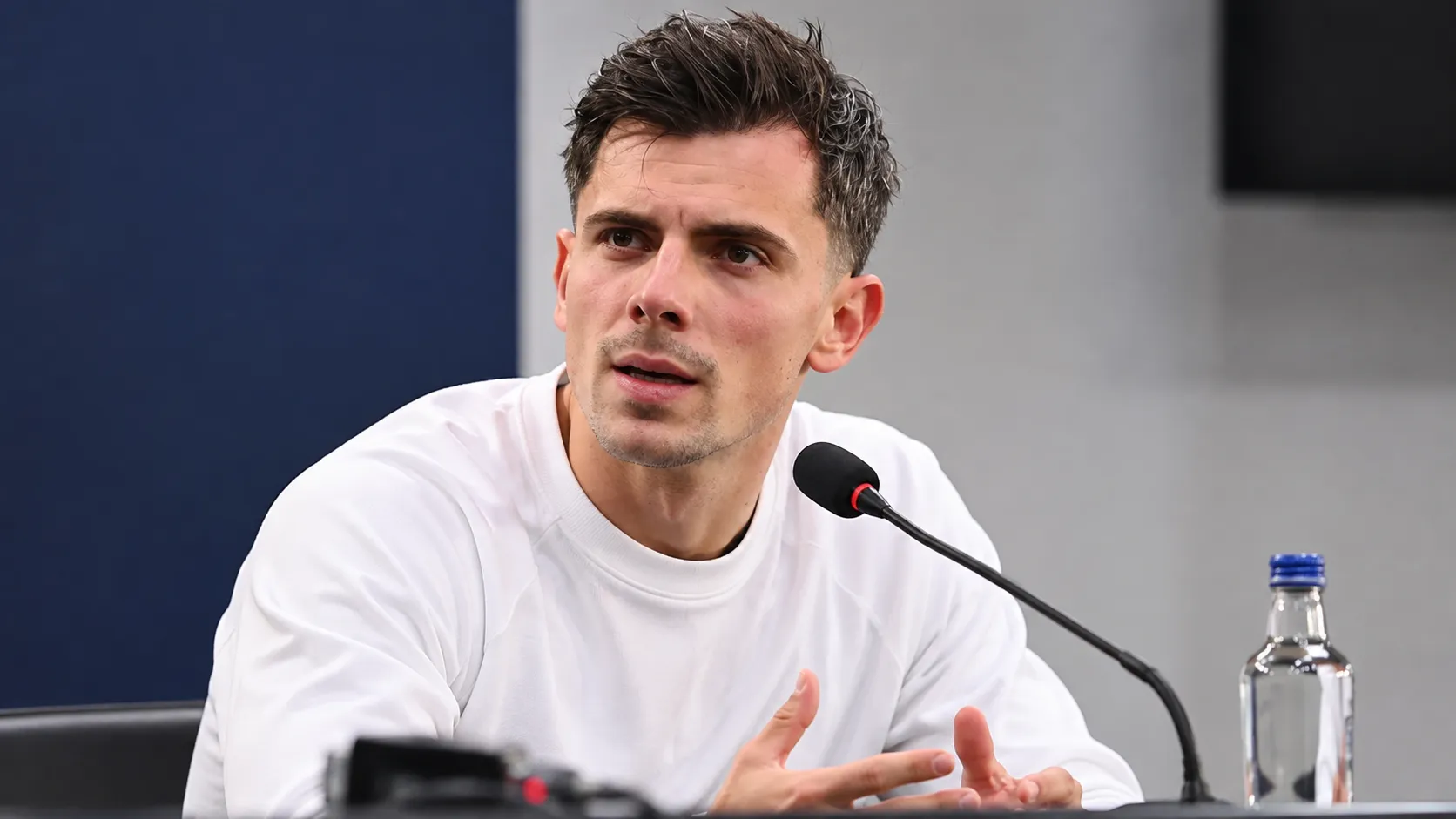 Dante Vanzeir tijdens een rustig interview in neutrale sportkleding.