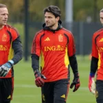 Drie Belgische doelmannen tijdens een opwarming op het trainingsveld.