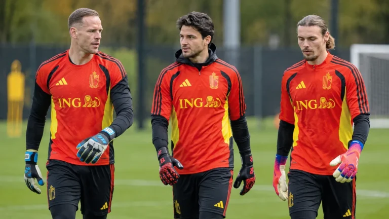 Drie Belgische doelmannen tijdens een opwarming op het trainingsveld.