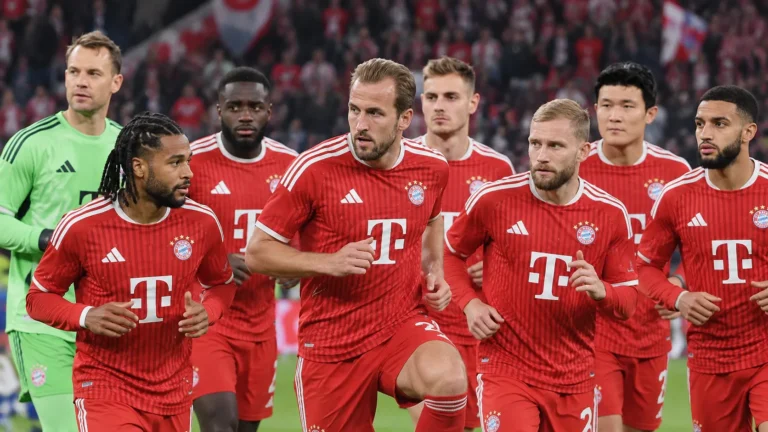Een groep Bayern-spelers in rode wedstrijdtenues tijdens een gezamenlijke opwarming.