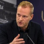 Olivier Deschacht spreekt in een stadionperszone met een discreet Anderlecht-embleem op de wand.