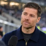 Xabi Alonso tijdens een rustig voetbalinterview in een neutrale interviewzone.