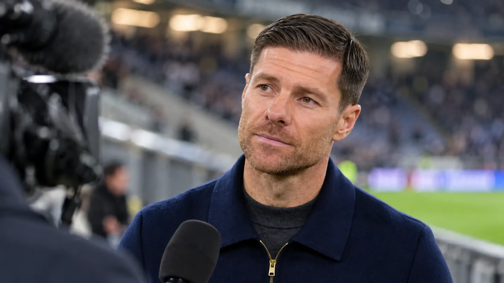 Xabi Alonso tijdens een rustig voetbalinterview in een neutrale interviewzone.
