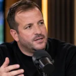 Rafael van der Vaart tijdens een gesprek in een studiocontext.