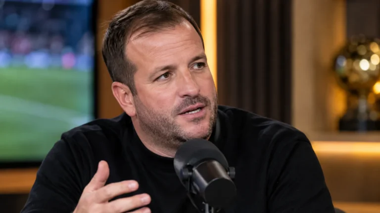 Rafael van der Vaart tijdens een gesprek in een studiocontext.