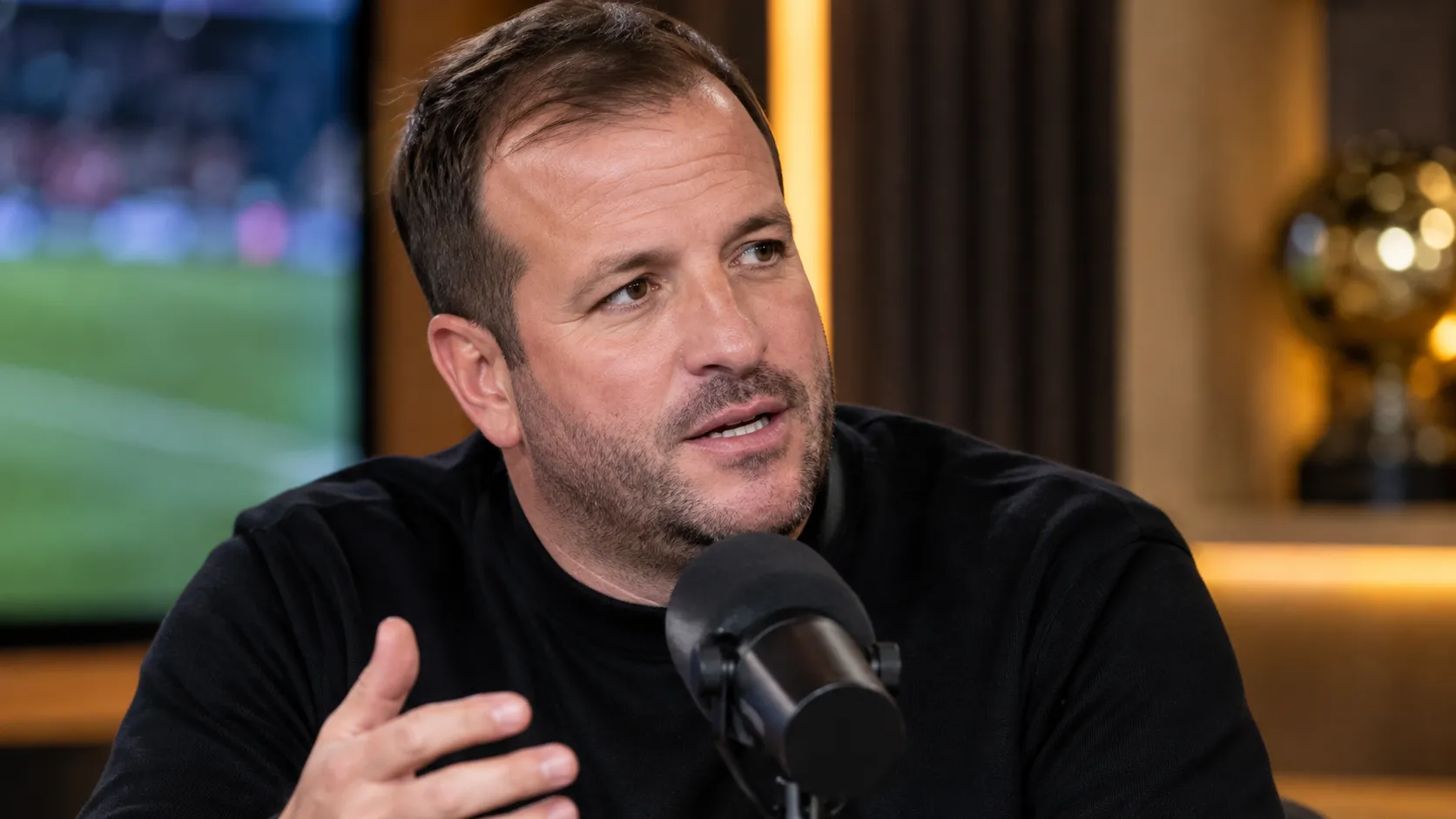 Rafael van der Vaart tijdens een gesprek in een studiocontext.