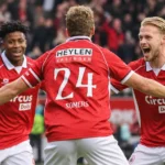 Antwerp-spelers vieren samen een doelpunt tijdens een wedstrijd.
