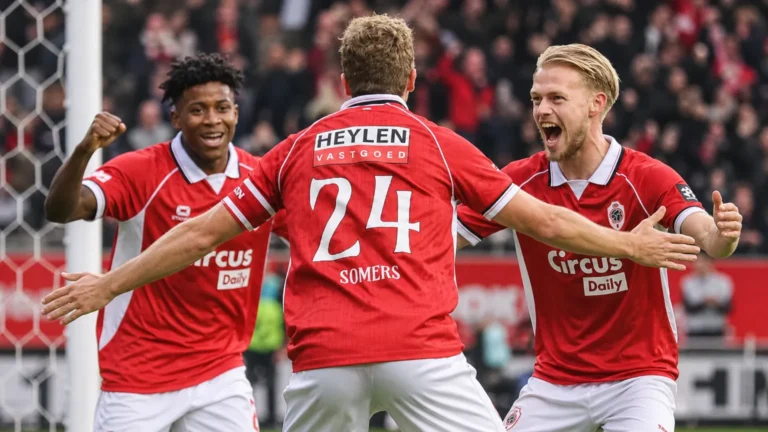Antwerp-spelers vieren samen een doelpunt tijdens een wedstrijd.