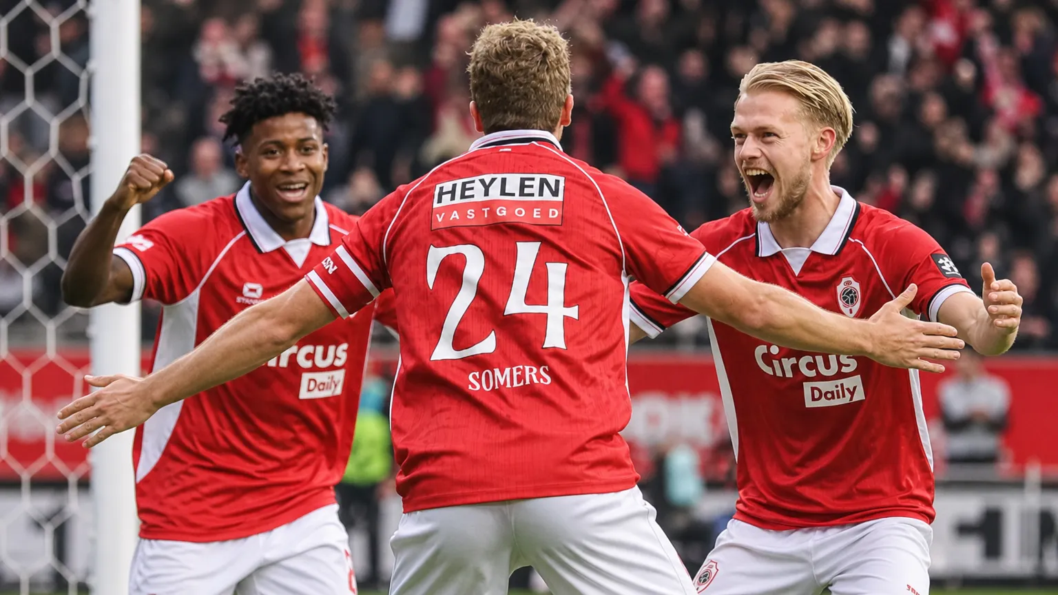 Antwerp-spelers vieren samen een doelpunt tijdens een wedstrijd.