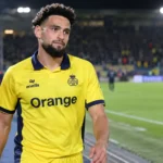 Adem Zorgane in het gele shirt van Union Saint-Gilloise langs de zijlijn na een wedstrijd.