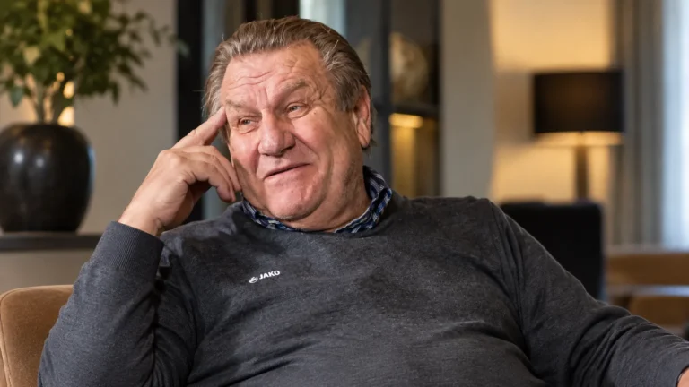 Johan Boskamp tijdens een interview in een rustige binnenruimte.